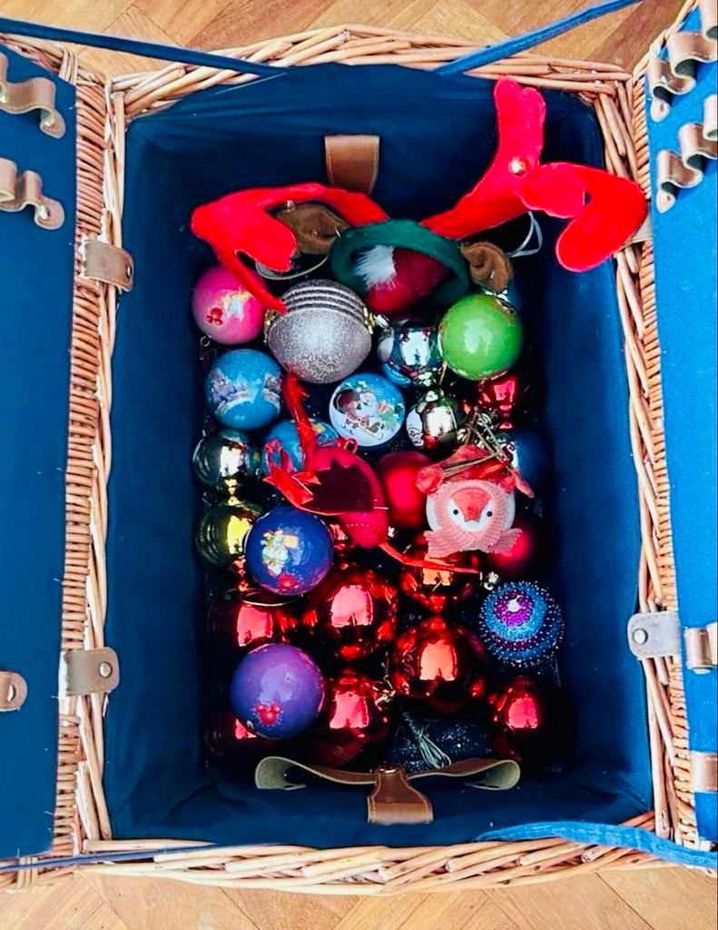 Kerstballen in picnic rieten mand, Ophalen, Gebruikt