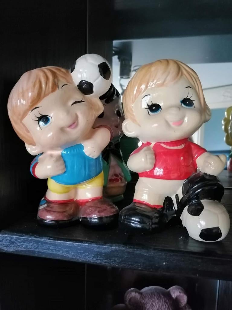 2 voetbal jongens spaarpotten, Ophalen of Verzenden, Steen, Aardewerk of Keramiek, Overige thema's