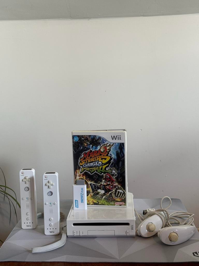 Nintendo Wii met 2 controllers, HDMI adapter en Mario game, Ophalen of Verzenden, Gebruikt, Met 2 controllers, Met games