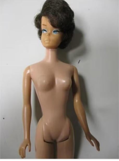 VINTAGE BARBIE BUBBLECUT SIDEPART BROWN HAIR, Verzenden, Gebruikt, Fashion Doll