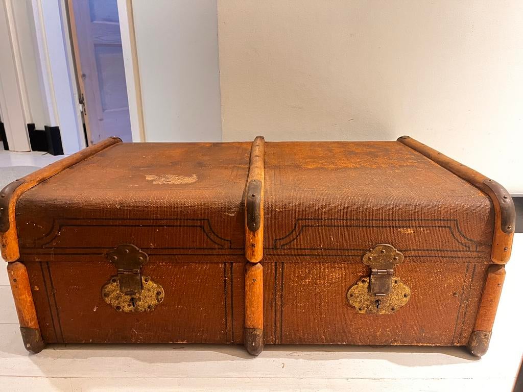 Oude hutkoffer / verkleedkist met houten en metalen beslag, Ophalen, Gebruikt, 50 tot 100 cm, Minder dan 50 cm