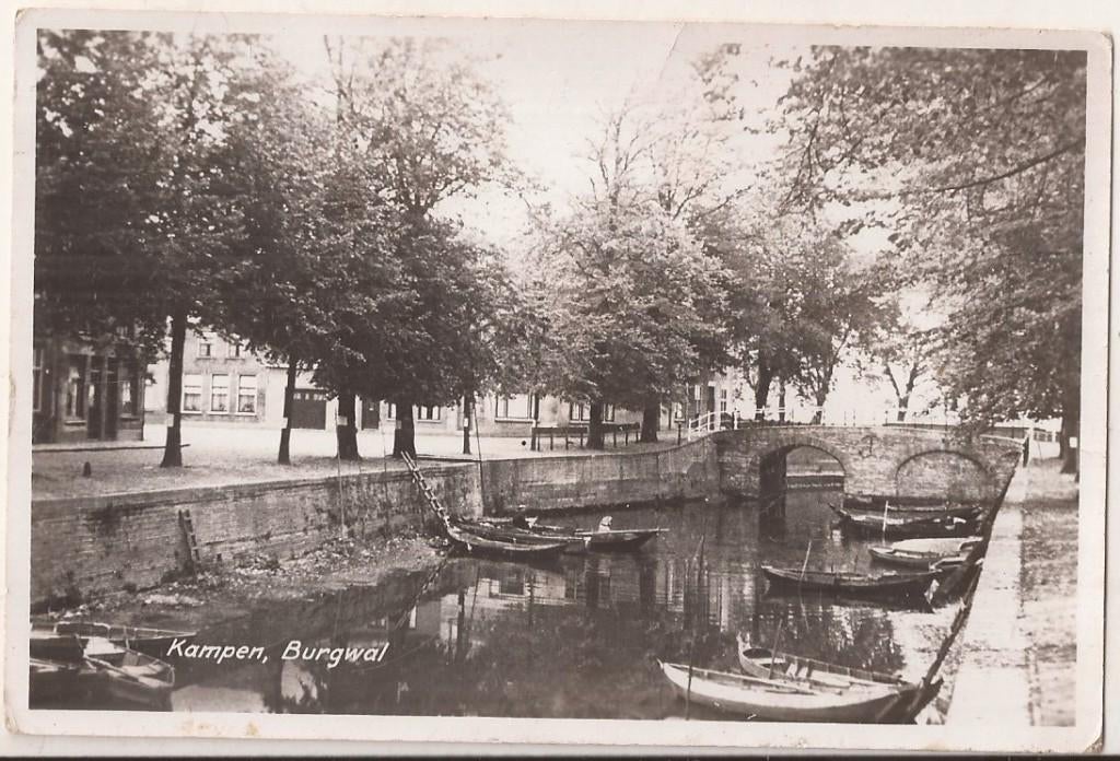 Kampen Burgwal met roeiboten, 50er jaren uitg. W.C. de Jong, Ophalen of Verzenden, 1940 tot 1960, Ongelopen, Overijssel