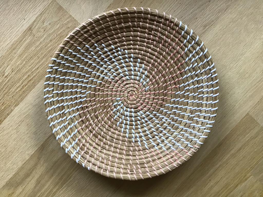 Boho Rieten / Rotan wand mand met ophang lus.  34 cm., Huis en Inrichting, Woonaccessoires | Schalen en Manden, Ophalen of Verzenden