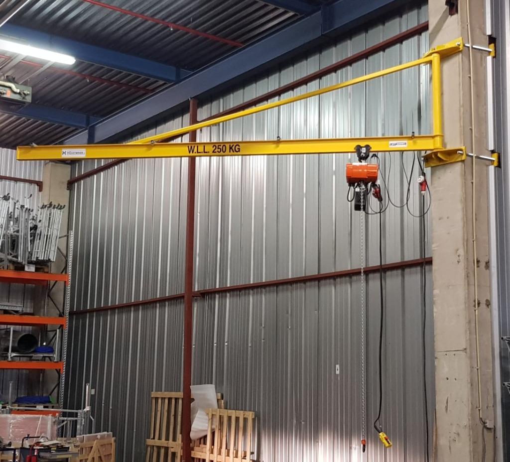 Wandzwenkkraan, Ophalen