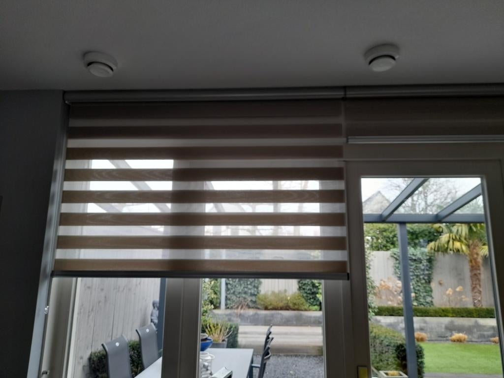 2 Nieuwe in-between rolgordijnen - zilver-grijs, Huis en Inrichting, Stoffering | Gordijnen en Lamellen, Ophalen of Verzenden