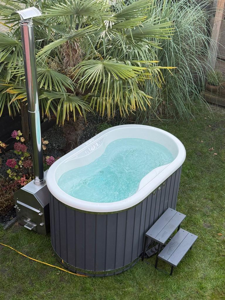 Zeer luxe ovale 2-persoons hottub, ., Nieuw, Ophalen of Verzenden, BS