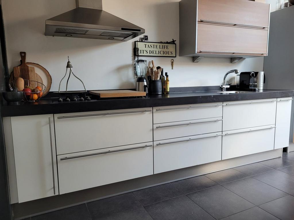 Mooie keuken met zwart composiet keukenblad, Ophalen, Gebruikt, Wit, Enkelwandige keuken
