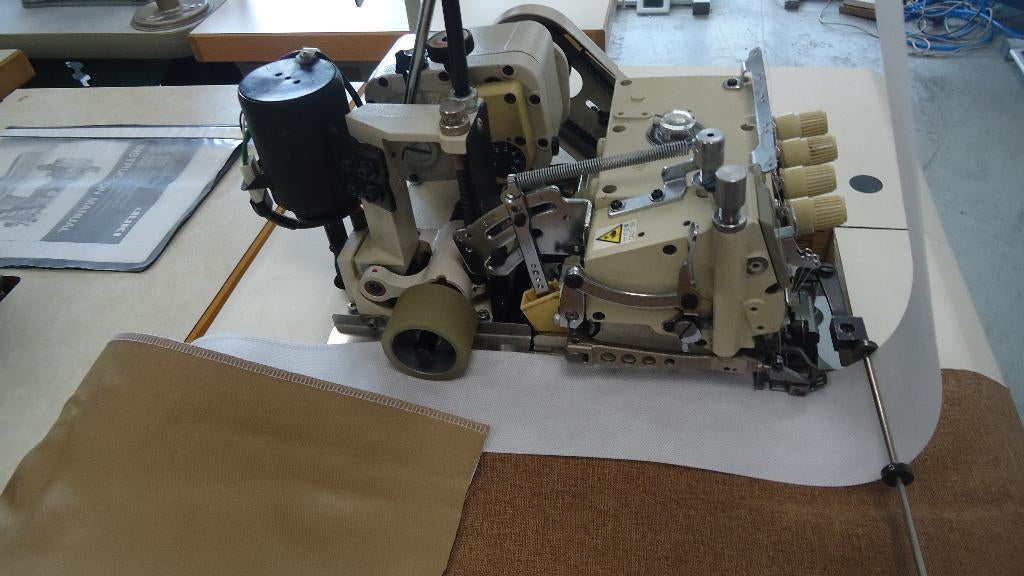 Industrie lockmachine Yamato met Puller (Gordijnband ), Overige merken, Gebruikt, Ophalen of Verzenden, Naaimachine