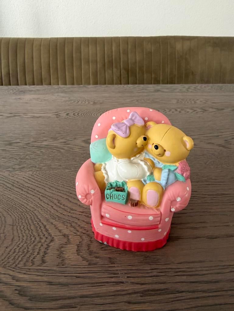 Beeldje van twee beertjes op een stoel, Ophalen of Verzenden, Zo goed als nieuw, Dier