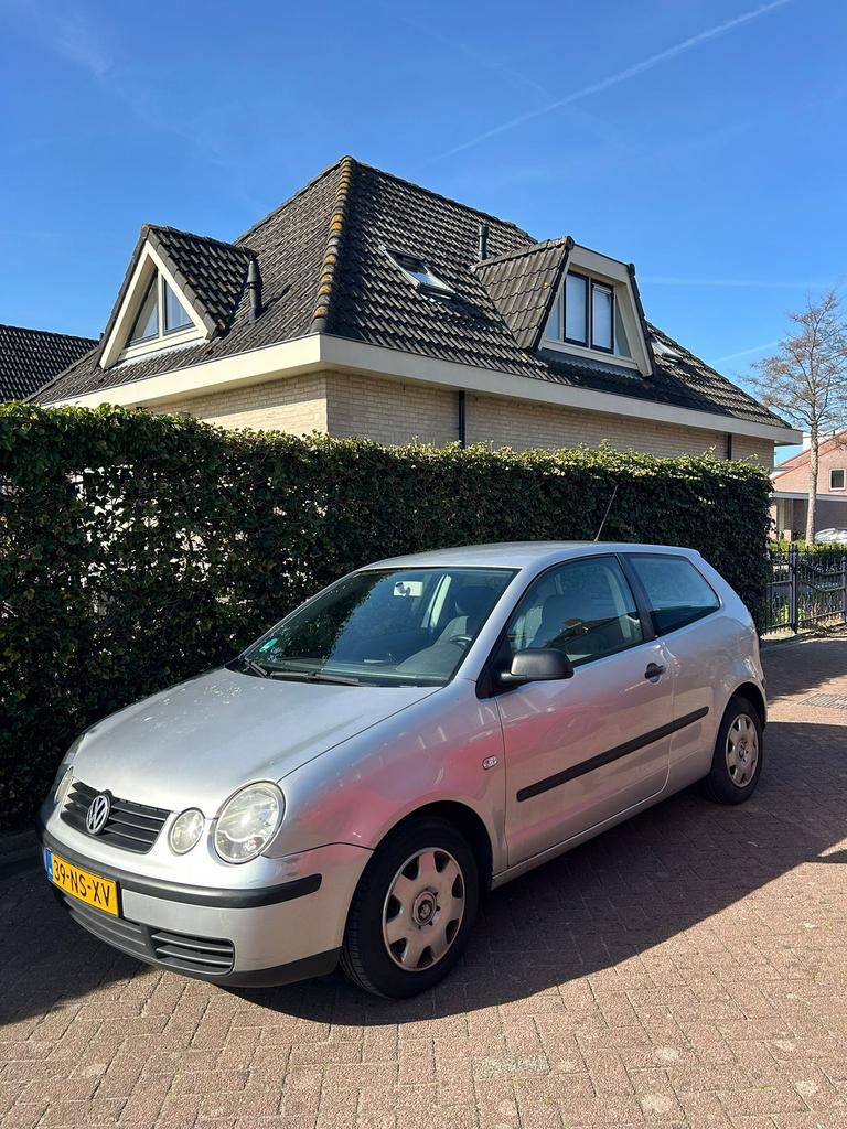 Volkswagen Polo 1.2 75PK 2004 Grijs, Auto's, Voorwielaandrijving, 4 cilinders, Origineel Nederlands, Handgeschakeld