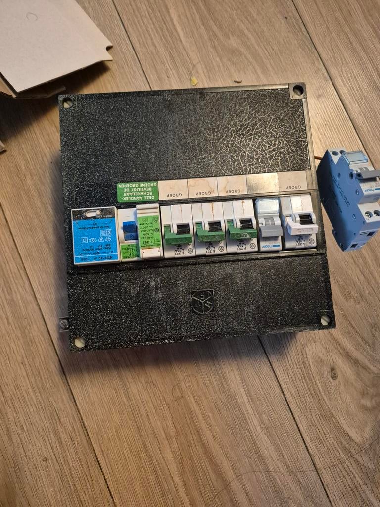 Gebruikte meterkast met groepen en aardlekschakelaar, Ophalen of Verzenden