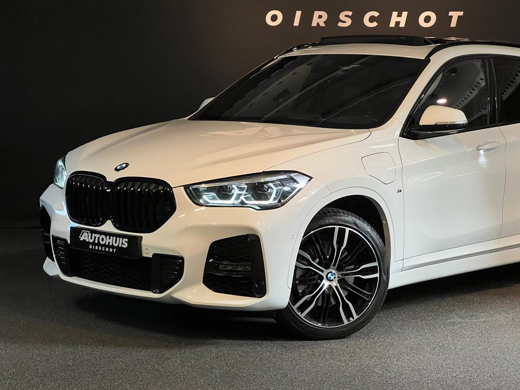 BMW X1 XDrive25e High Executive Edition M Pano/ H&K/ Leder/, Gebruikt, Zwart, Wit, Bedrijf