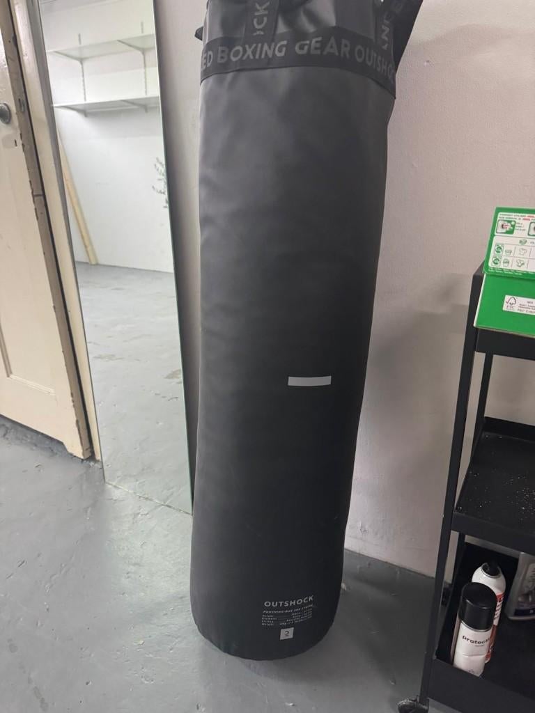Outshock Bokszak 500 (32 kg) + Muurbeugel – Compleet Set, Sport en Fitness, Ophalen, Zo goed als nieuw, Bokszak