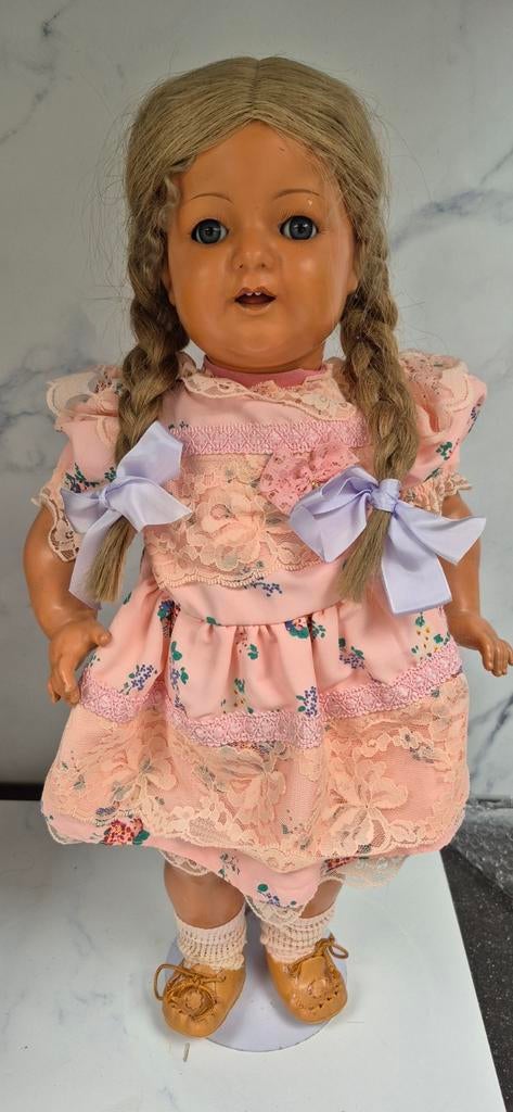 Oud popje met vlechtjes en roze jurk 46 cm, Verzamelen, Poppen, Ophalen of Verzenden, Gebruikt, Pop