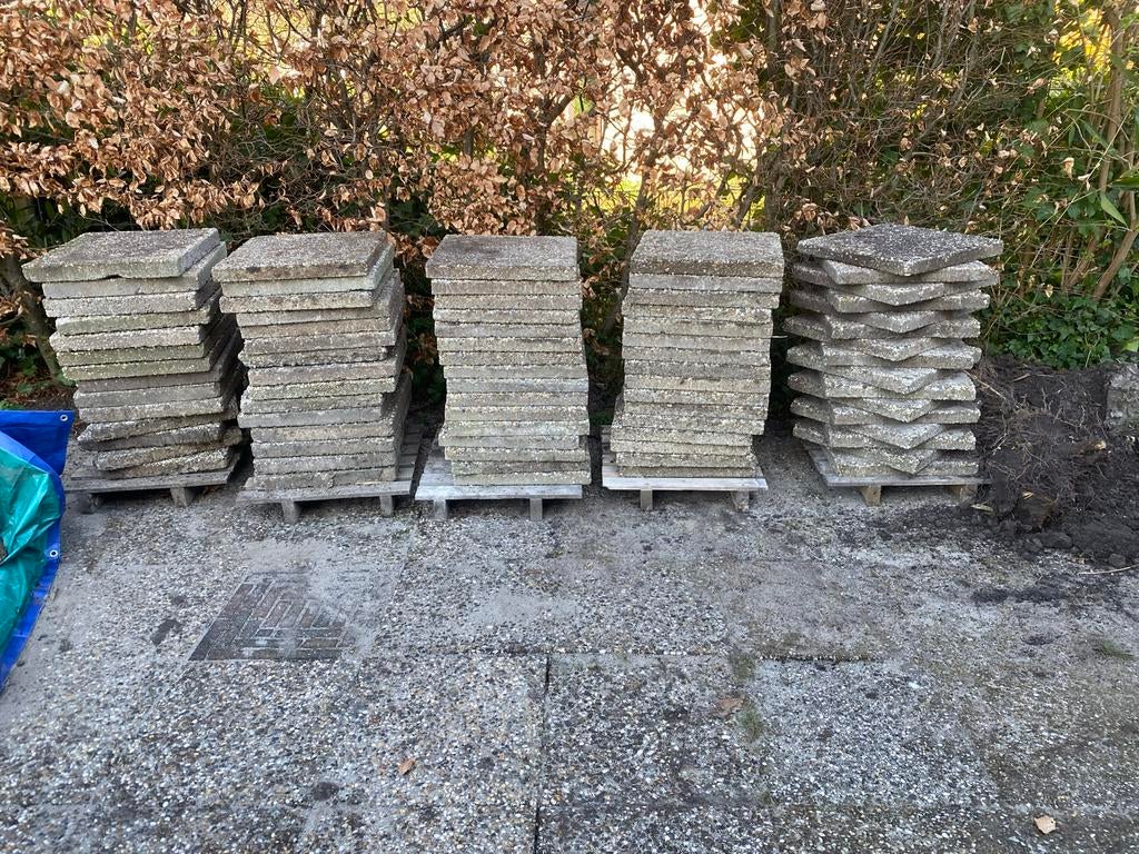 Gratis af te halen: Grindtegels 50x50 cm, Tuin en Terras, Tegels en Klinkers, Gebruikt, Ophalen of Verzenden, 10 m² of meer, Grind