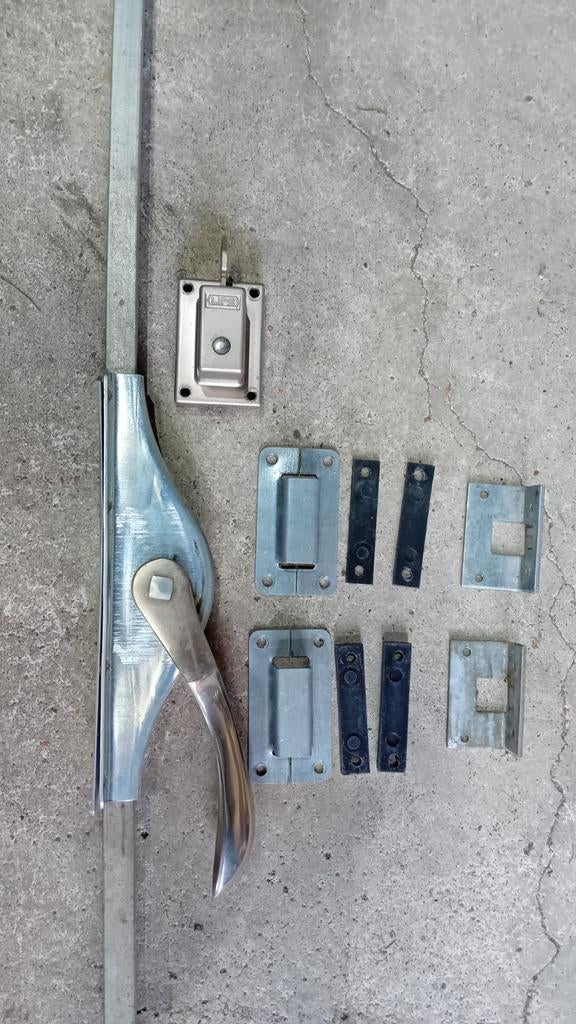 Espagnoletsluiting deur, Ophalen, Slot