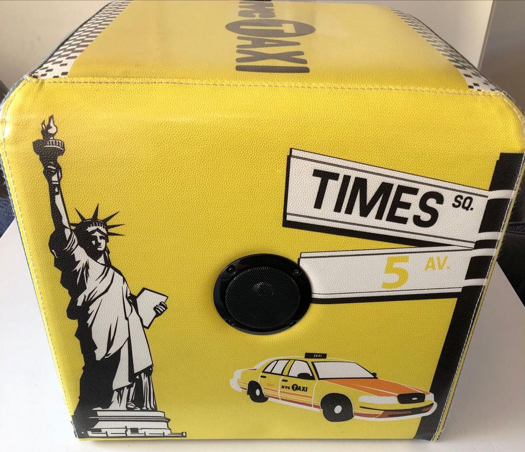 Unieke Muziekbox en poef NYC Taxi design, Ophalen, Vierkant, Minder dan 50 cm, Zo goed als nieuw