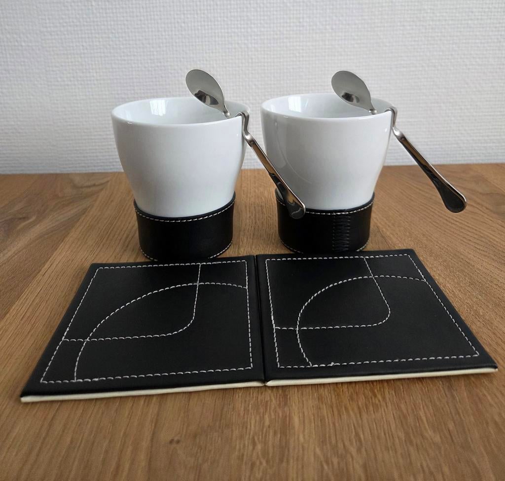 Set van 2 koffiemokken, lepeltjes en onderzetters, Ophalen, Zo goed als nieuw, Overige stijlen, Kop(pen) en/of Schotel(s)