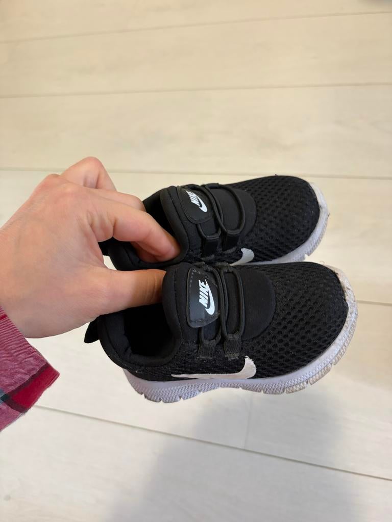 Nike Kinder sneakers maat 22 - Gebruikt, goede staat, Ophalen of Verzenden, Gebruikt, Jongen of Meisje, Sportschoenen