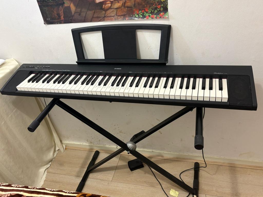 Yamaha Piaggero NP-12B Digitaal Piano met standaard, Zwart, Digitaal, Ophalen of Verzenden, Zo goed als nieuw