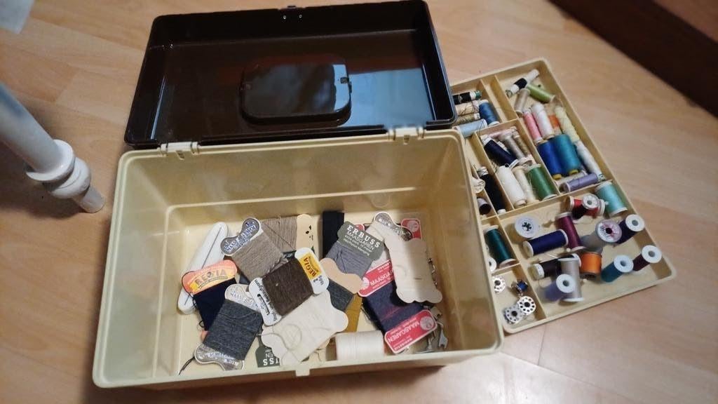 Vintage naaidoos opbergdoos incl inhoud, Ophalen, Gebruikt