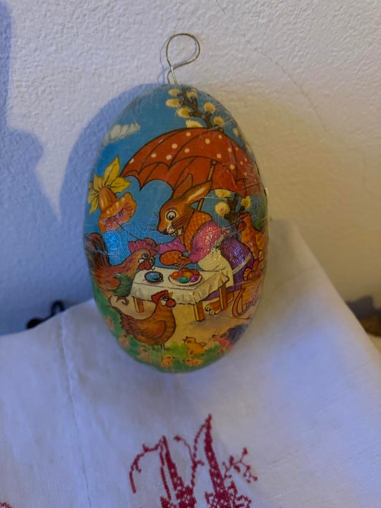 Paasei, candy container, papier mache., Ophalen of Verzenden, Zo goed als nieuw