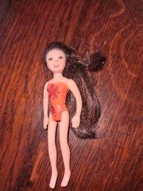 polly pocket popje met bruin lang haar nr 5, Verzamelen, Poppen, Ophalen of Verzenden, Zo goed als nieuw, Pop