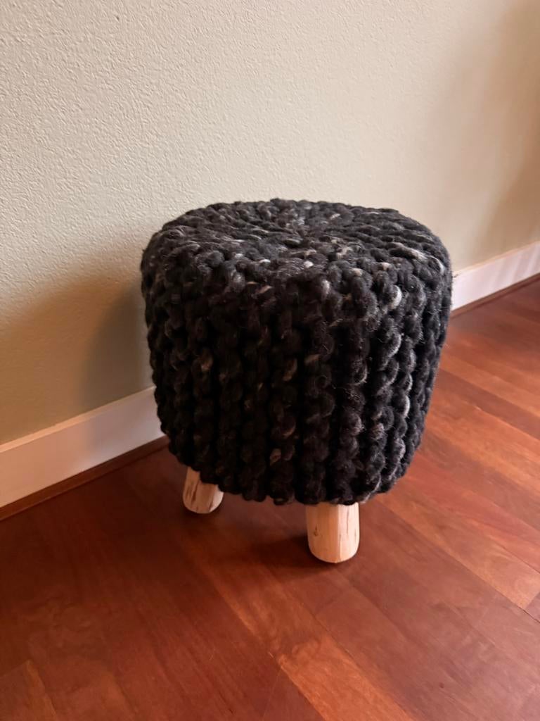 Leuk krukje poef met houten pootjes, Huis en Inrichting, Minder dan 50 cm, Rond, Nieuw, Ophalen of Verzenden