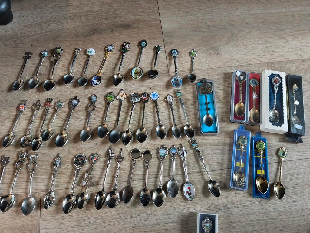 Circa 48 verzamel souvenir lepeltjes, Ophalen of Verzenden