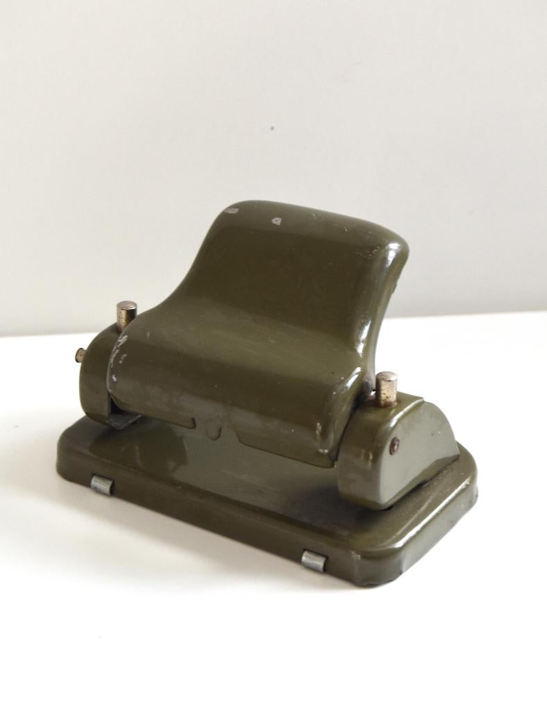 Mooie oude, legergroene Veneka perforator in erg goede staat, Ophalen of Verzenden