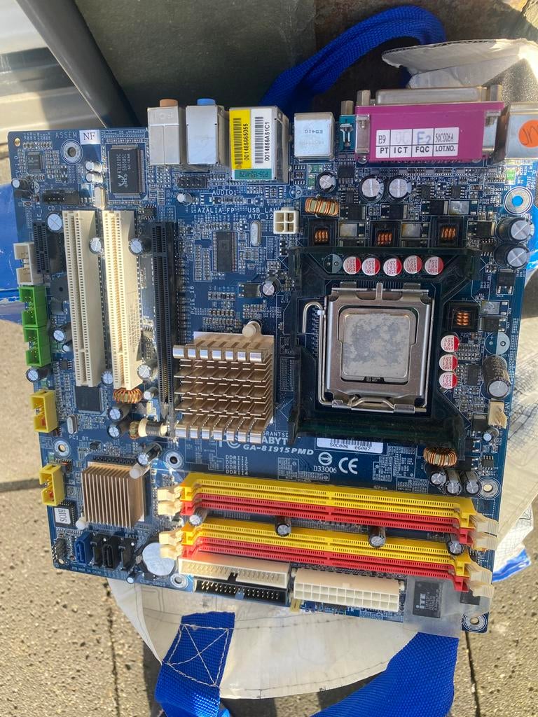 Gigabyte GA-8I915PMD Moederbord met Intel CPU, Computers en Software, Moederborden, Ophalen of Verzenden, Gebruikt, Intel, DDR