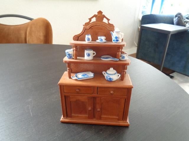 Houten servieskast / kast met servies voor een poppenhuis., Ophalen of Verzenden, Poppenhuis