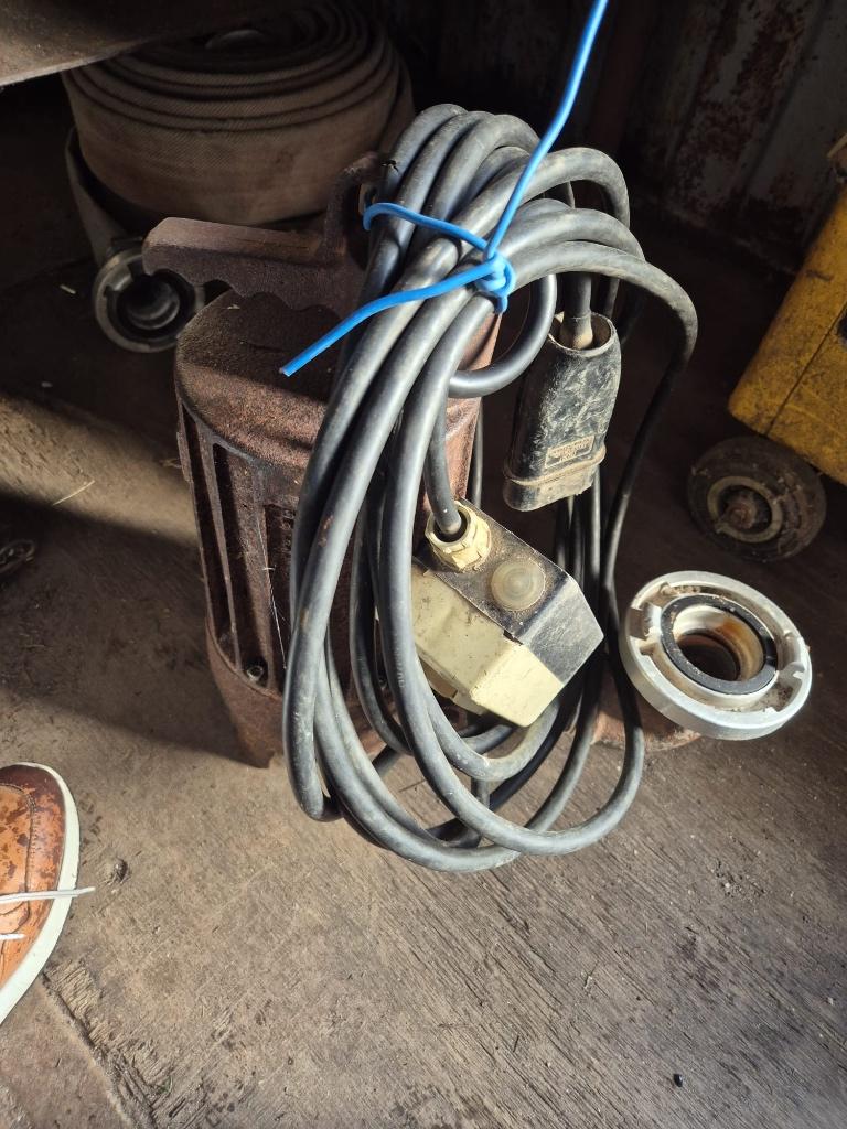 Vuilwater Dompelpomp krachtstroom met slang, Ophalen, Gebruikt, Elektrisch, Dompelpomp