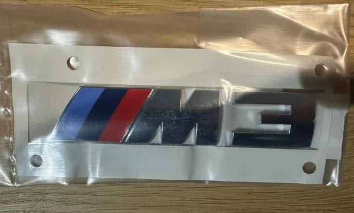 OEM Embleem / Logo achterzijde BMW F80 M3 (LCi )- NIEUW!, Ophalen of Verzenden