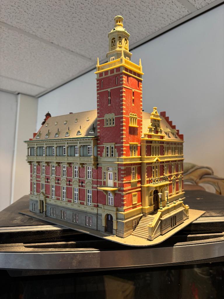 Kibri stadhuis 38381, Hobby en Vrije tijd, Modeltreinen | H0, Ophalen of Verzenden, Gelijkstroom of Wisselstroom, Brug, Tunnel of Gebouw