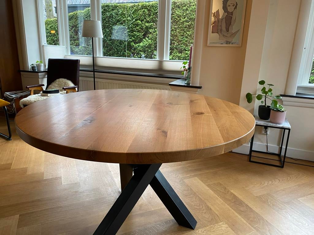 Ronde eettafel 130cm eikenblad met zwarte stalen poot, 100 tot 150 cm, Ophalen of Verzenden, Zo goed als nieuw, Vijf personen of meer