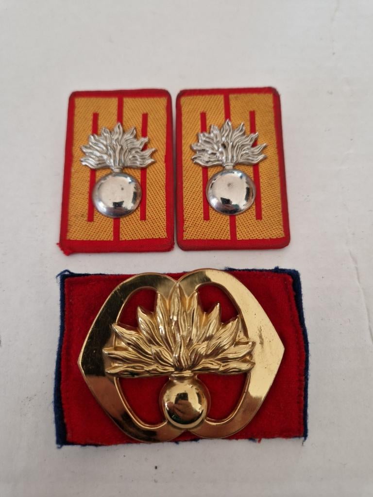 Baretembleem grenadiers, Ophalen of Verzenden, Landmacht, Nederland, Embleem of Badge