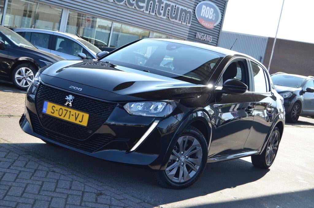 Peugeot E-208 EV Active Pack 50 kWh|AUTOMAAT|CARPLAY|NAVI|PD, 136 pk, Gebruikt, Met garantie (alle), Zwart
