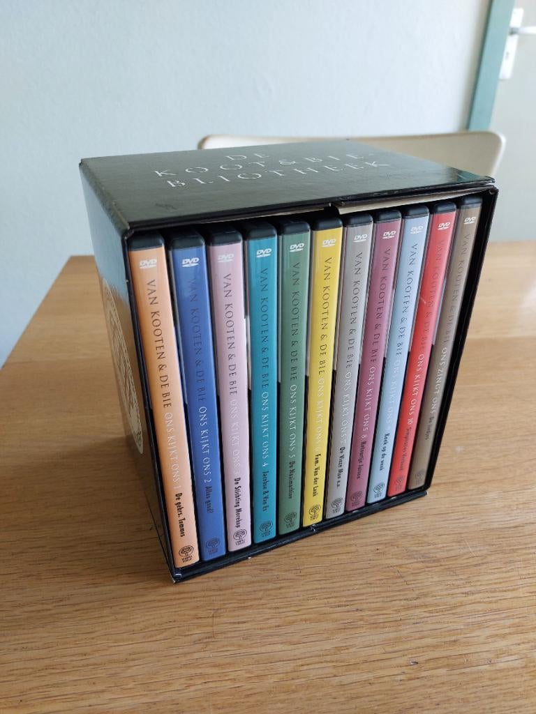 De Koot en Bie-bliotheek. 11 prachtige dvd's in verzamelbox., Alle leeftijden, Ophalen of Verzenden, Zo goed als nieuw, Stand-up of Theatershow