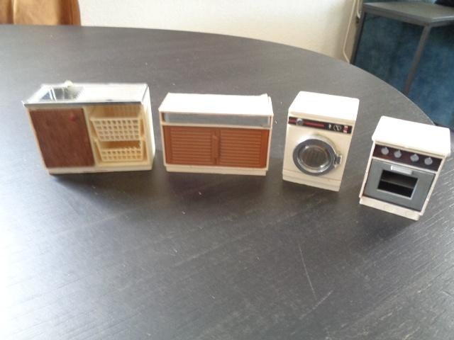 Keukenblokje, wasmachine, oven enz... voor een poppenhuis., Verzamelen, Ophalen of Verzenden, Poppenhuis