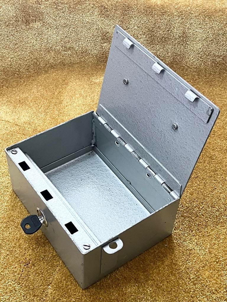 Metalen Brandkastje met Sleutel - Compact en Veilig, Ophalen of Verzenden, Gebruikt, Brandkast