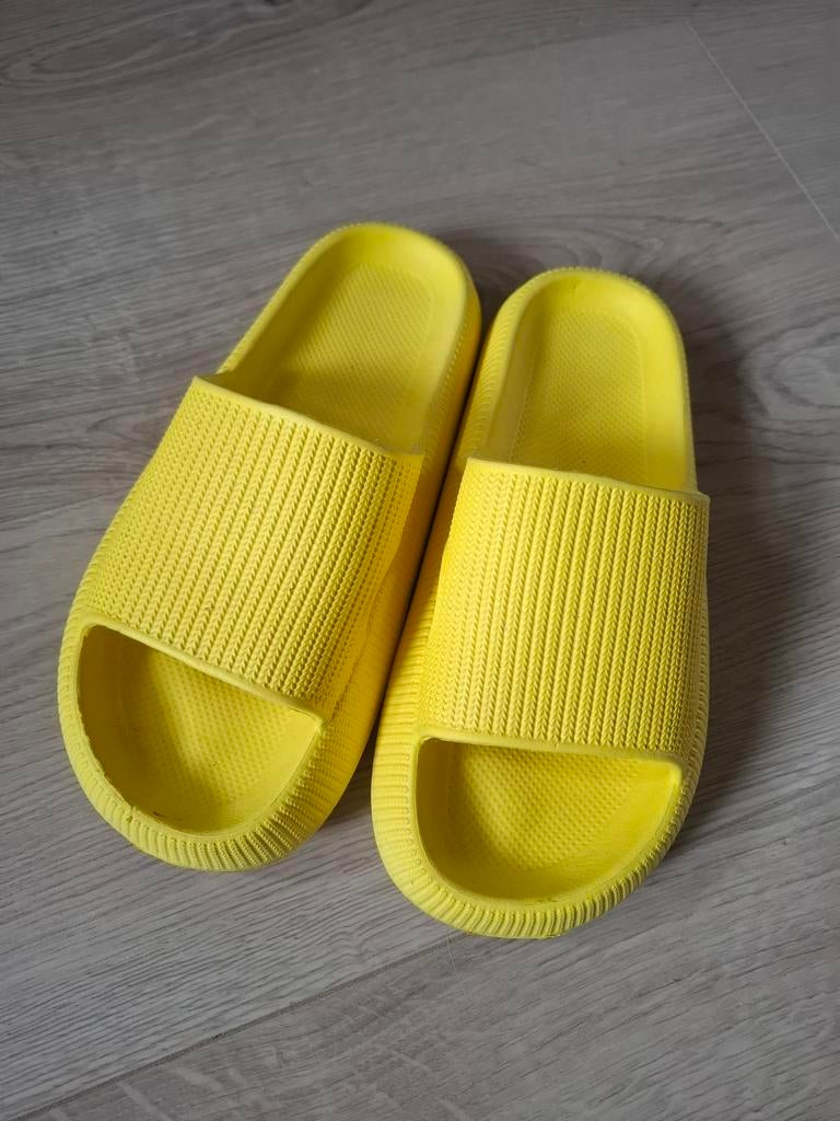 Gele orthopedische slippers maat 35-36, Slippers, Geel, Ophalen of Verzenden, Zo goed als nieuw