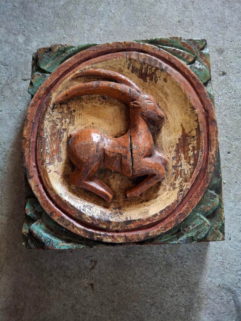 Antiek wandpaneel met steenbok. 25 x 24 cm. 7 cm dik., Ophalen of Verzenden