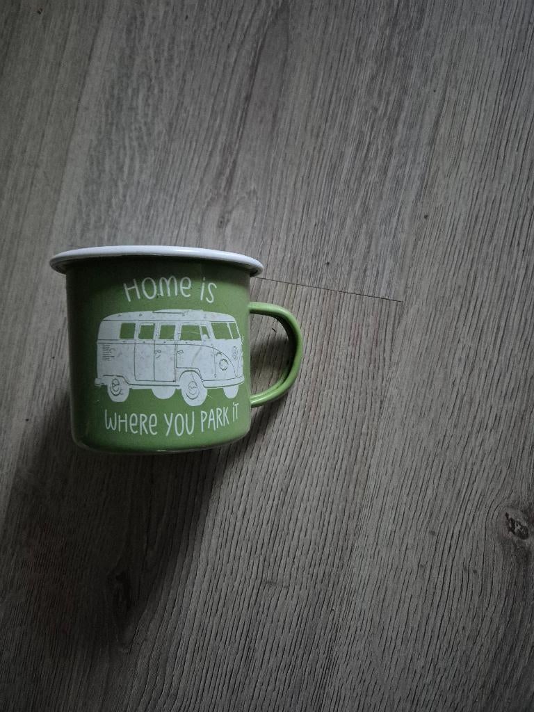 beker mok metaal groen wit vw volkswagen bus look, Huis en Inrichting, Keuken | Servies, Nieuw, Kop(pen) en/of Schotel(s), Overige stijlen