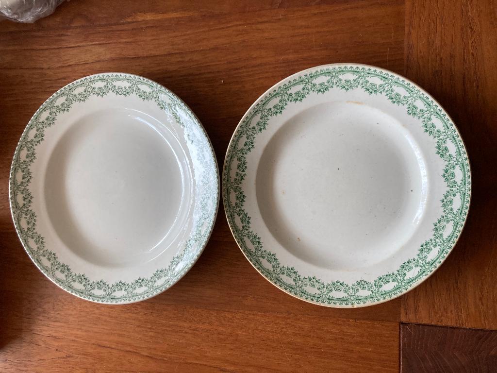 2 Royal Boch borden serie CARLOTTA met groene rand, Gebruikt, Ophalen of Verzenden, Bord(en), Overige stijlen