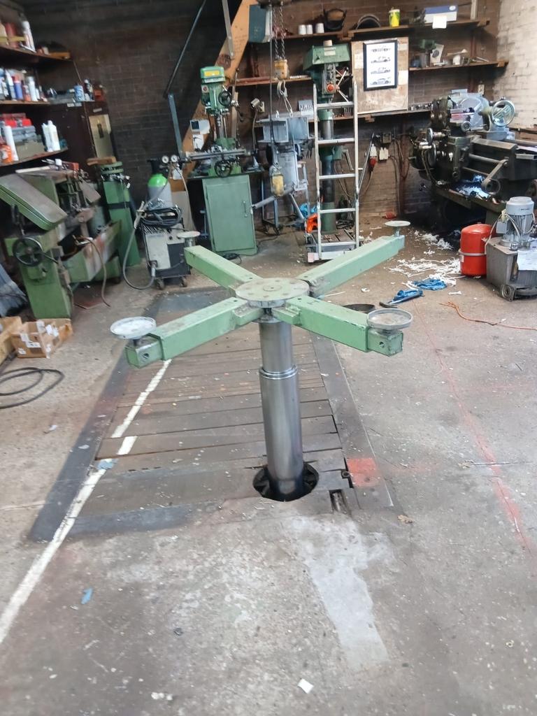 Komloms driedelige telescopische hefbrug, Ophalen