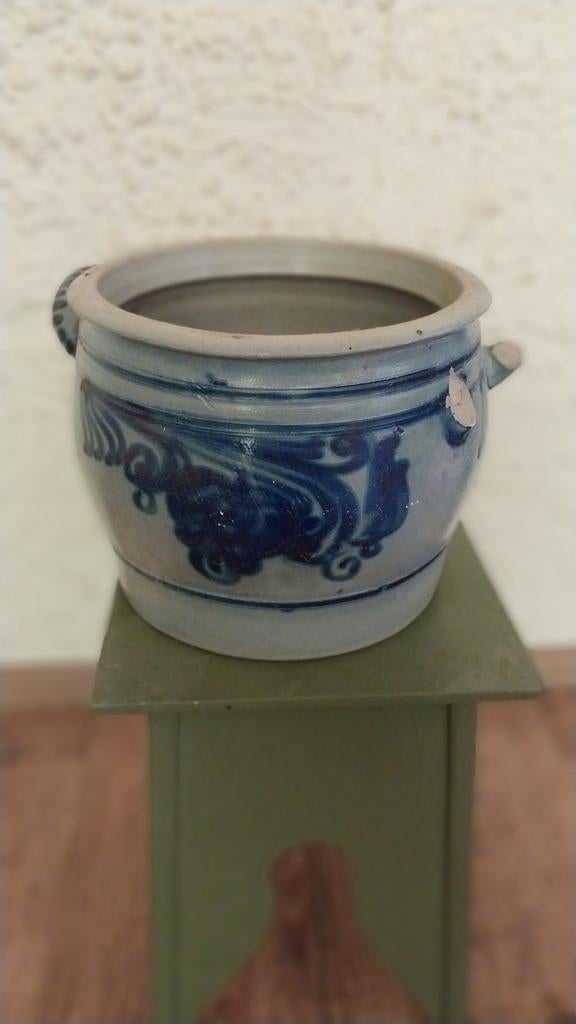 Oude aardewerken pot met blauw decor, Ophalen