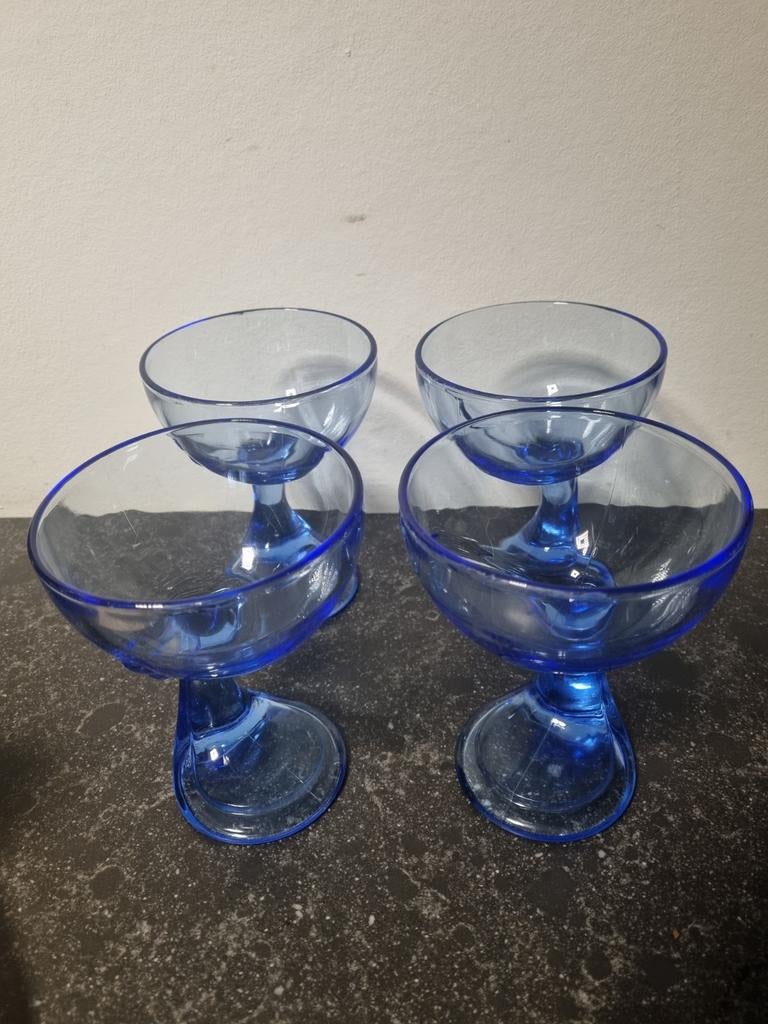 Italian Set van 4 blauwe glazen dessert coupes, Huis en Inrichting, Glas of Glazen, Ophalen of Verzenden, Overige stijlen, Glas