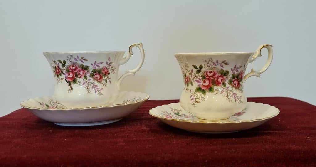 Royal Albert Lavender Rose Kopjes met Schotels, Gebruikt, Ophalen of Verzenden, Overige stijlen, Kop(pen) en/of Schotel(s)