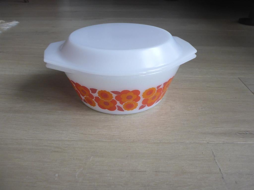 Vintage arcopal lotus ovenschaal met deksel., Ophalen of Verzenden, Overige stijlen, Glas, Schaal of Schalen